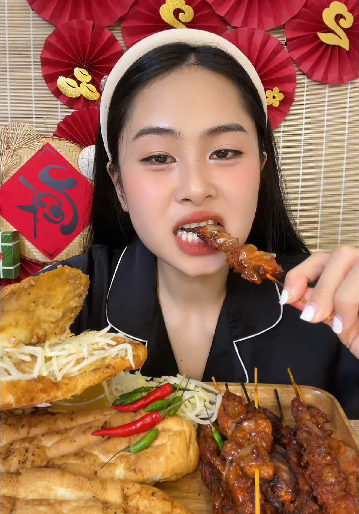 Mukbang bánh mì bò nướng #dungthichan #ancungtiktok #LearnOnTikTok #review #asmr #viral #mukbang #banhmibonuong #banhmibonuongbocampuchia 