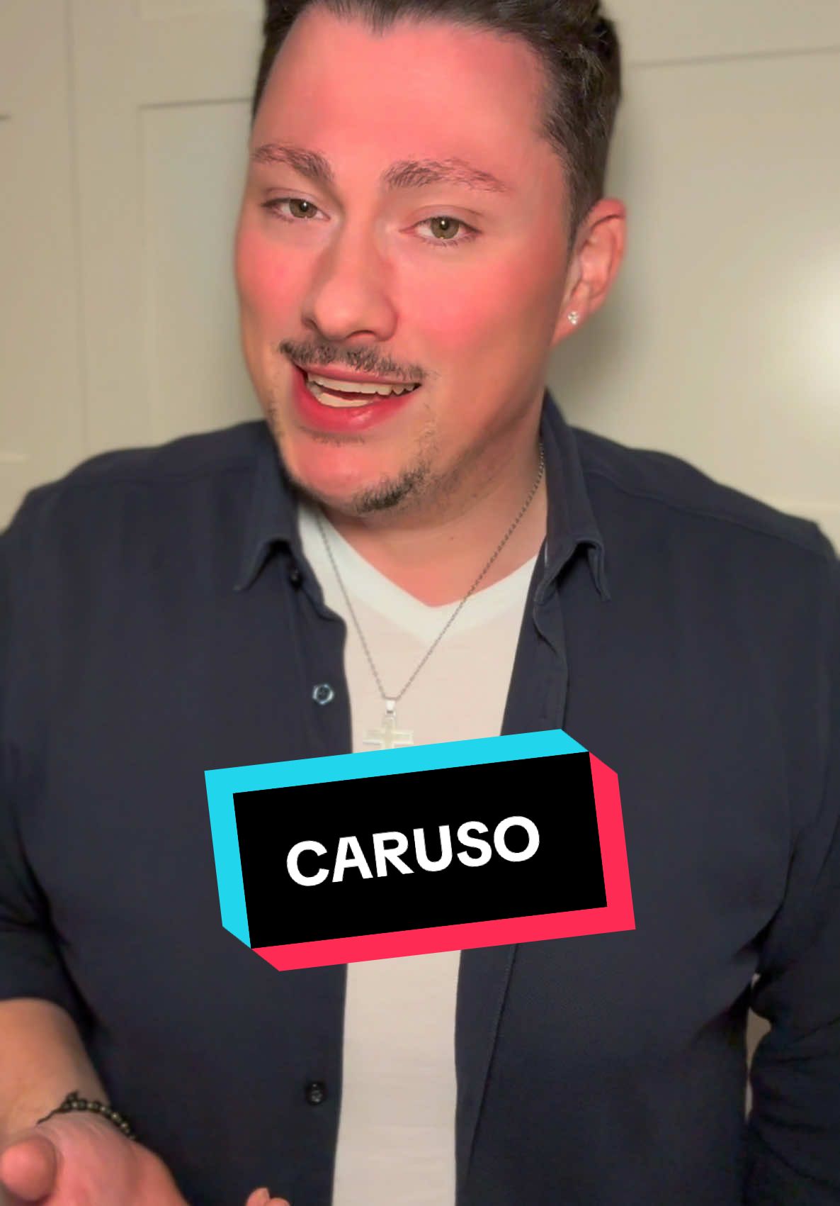 🎶 “Te voglio bene assai…” 🎤 Es gibt Songs, die eine Geschichte erzählen, die uns tief ins Herz treffen – “Caruso” ist einer davon. Heute teile ich mit euch meine Version dieses Meisterwerks von Lucio Dalla, voller Emotionen und Respekt für eine Legende der Musik. Musik ist universell, sie verbindet uns alle – unabhängig von Sprache oder Herkunft. 💫 📍Wenn dir dieser Klassiker genauso viel bedeutet wie mir, lass es mich in den Kommentaren wissen! 💬 🎶 “Te voglio bene assai…” 🎤 There are songs that tell a story, songs that touch our hearts deeply – “Caruso” is one of them. Today, I’m sharing my version of this masterpiece by Lucio Dalla, full of emotion and respect for a true music legend. Music is universal, it connects us all – no matter the language or culture. 💫 📍If this classic means as much to you as it does to me, let me know in the comments! 💬 #Caruso #LucioDalla #MusicConnects #ItalianMusic #Classic #LivePerformance