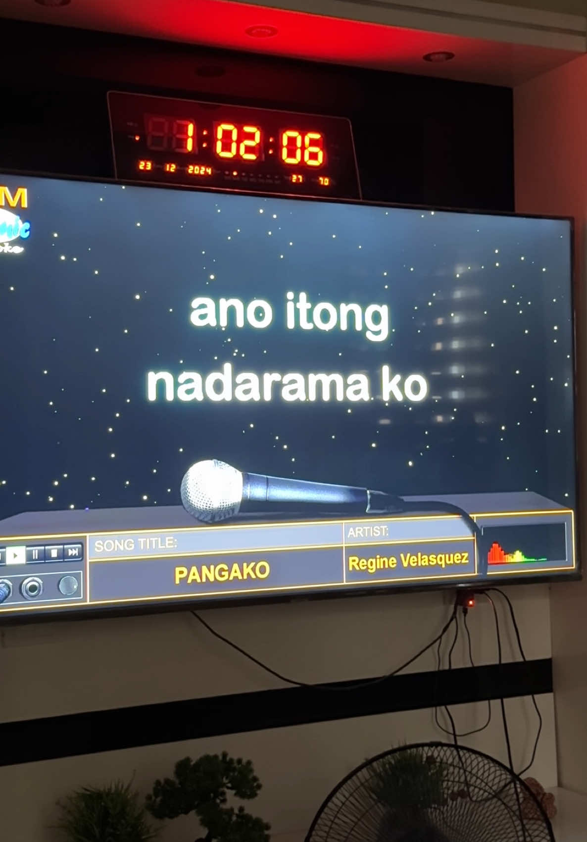 eh biglang may umeksena hahahaha ✌️di na natapos tapos ang kanta aa 🤪 #pangako #reginevelasquez #foryou #foryoupage #coversong #songcovers #karaoketiktok #karaoke 