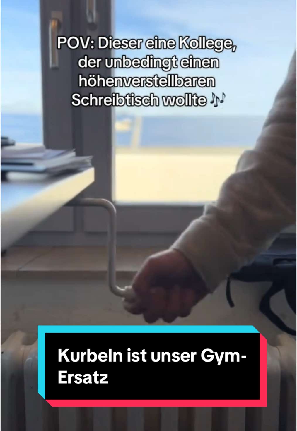 Legenden besagen, dass er immer noch kurbelt… 🫠 #highspeed #drehorgel #kurbeln #schreibtisch #büroalltag #bürocomedy #fyp #trend 