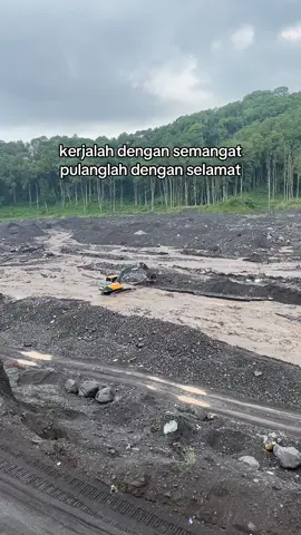 Keluarga menunggu di rumah 