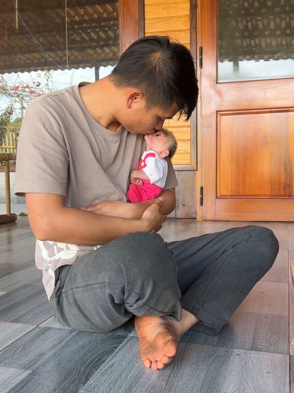 Baby monkey Moon is angry with her father. #monkey #babymonkey #monkeydluffy #monkeysoftiktok #cutebaby 