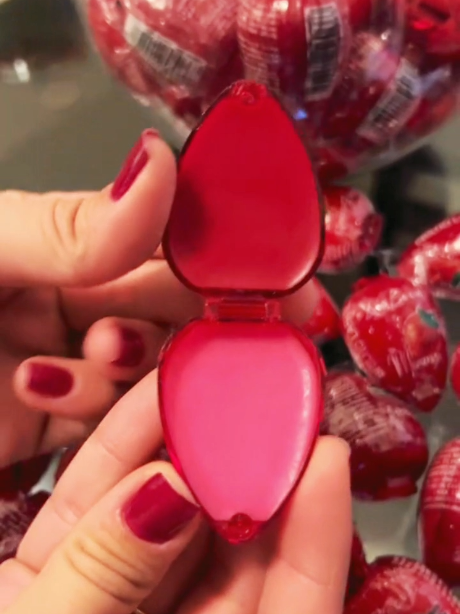 Quem não lembra do Brilho labial moranguinho? Um tremendo sucesso na década de 80, cativou garotas de todas as idades com sua linda embalagem em formato de morango e seu incrível aroma e sabor de morango.🍓 Ele continua fazendo sucesso!😍✨️🍓 Gloss Morango R$10,00 MULTI OPÇÕES  Tudo por 5, 10, 15, 20 ou 30 reais 📍Av. São Paulo, 475 WhatsApp: 14998172770📲 #fyp #foryou #f #funny 