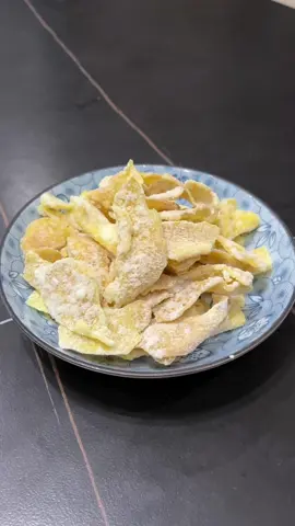 Mứt gừng Huế là đặc sản nổi tiếng, mang đậm hương vị truyền thống của vùng đất cố đô. Được chế biến từ củ gừng Tuần, loại gừng nổi tiếng với độ cay nhẹ và thơm nồng, mứt gừng Huế là kết quả của quy trình chế biến thủ công tỉ mỉ. Những lát mứt mỏng, ngọt dịu, cay nhẹ không chỉ làm ấm cơ thể mà còn hỗ trợ tiêu hóa, đặc biệt thích hợp trong những ngày lạnh hay dịp lễ Tết. Sản phẩm được đóng gói đẹp mắt, tiện lợi bảo quản, không chỉ là món ăn vặt quen thuộc mà còn là món quà ý nghĩa dành tặng người thân, bạn bè. Với chất lượng đặc sắc và hương vị độc đáo, mứt gừng Huế là lựa chọn tuyệt vời để thưởng thức và lưu giữ hương vị quê hương. #dacsanhue #mut #mutgung 