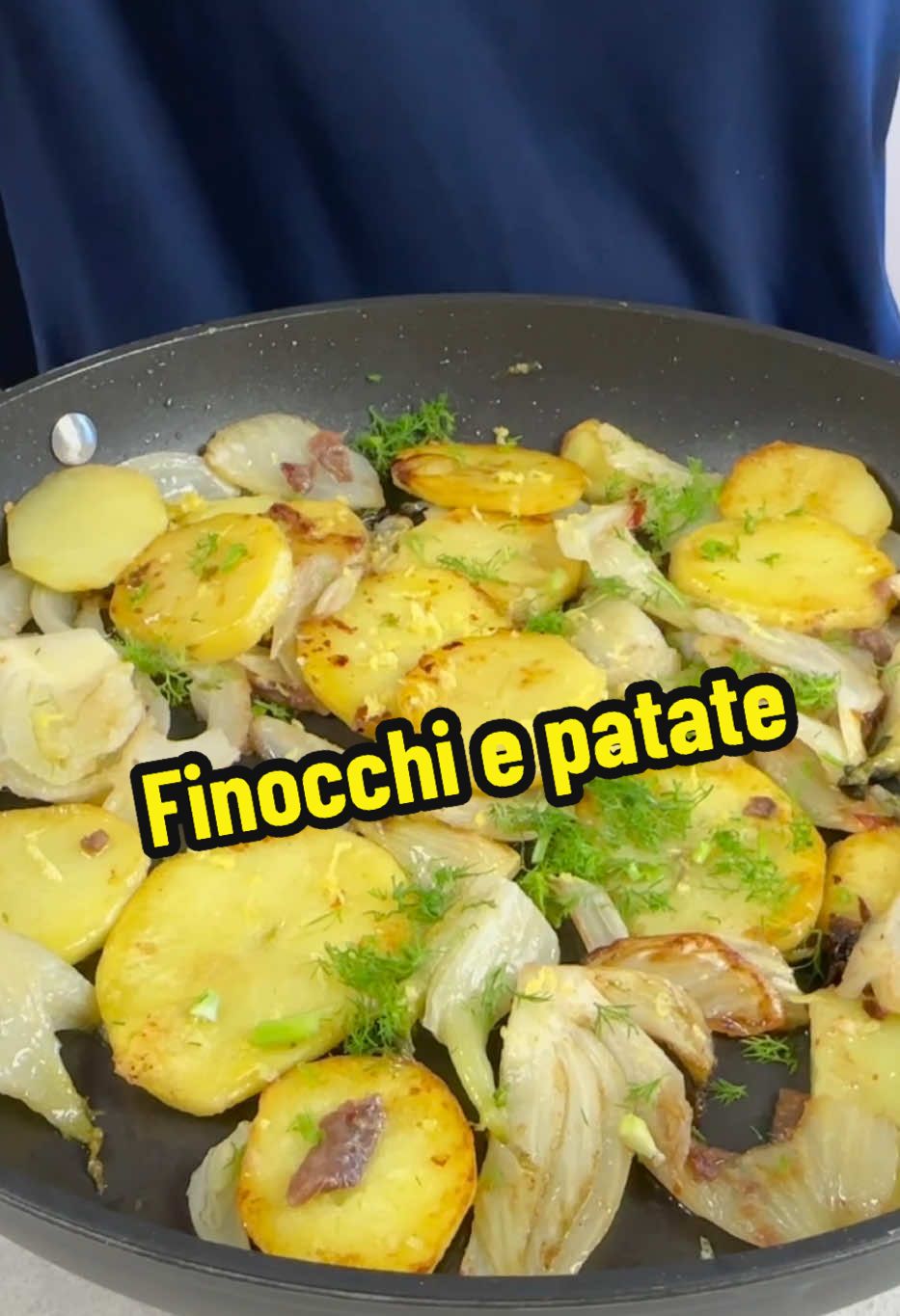 Finocchi e patate… un contorno semplicemente SPAZIALE! Ingredienti 1 finocchio 2 patate 1 spicchio aglio q.b. olio extravergine d’oliva q.b. peperoncino 2 filetti alici sott’olio 1 scorza di limone #sogood #loveit #piovonoricette 