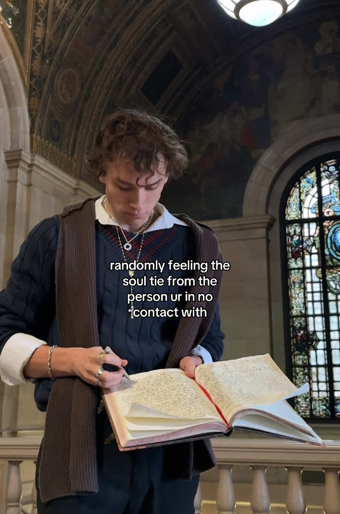 #Love #darkacademia #nyc #library #hopelessromantic 