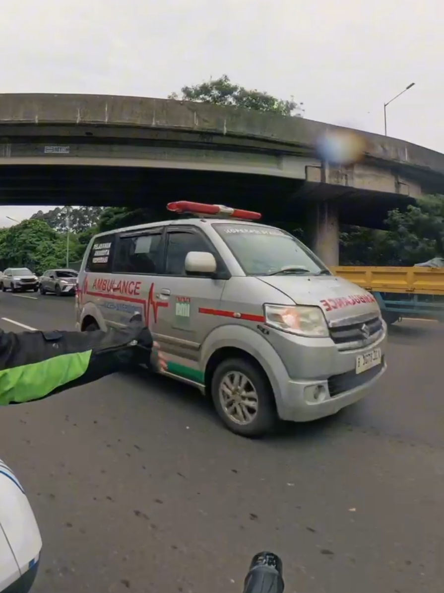 memprioritaskan ambulan pada saat bertugas 🇲🇨