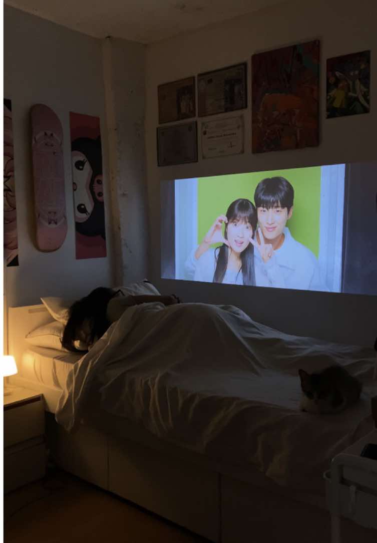 my cozy night routine📽️🕯️🫧                                                                                  shop at link in my bio! @Wanbostore #projector #roomdecor #RoomTour #WanboT2UltraProjector #lovelyrunner #cozyathome #fypツ 