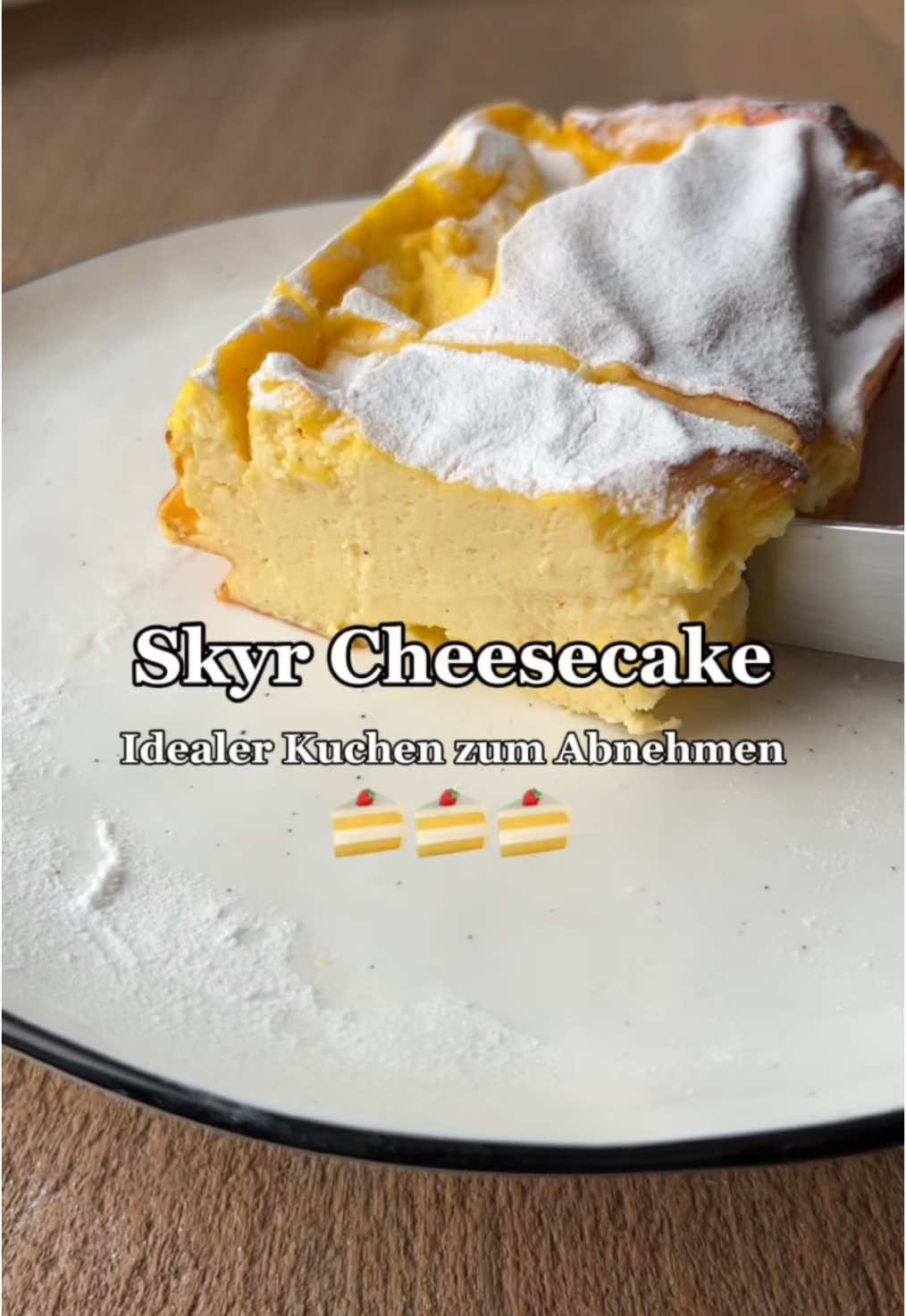 Skyr Cheesecake Rezept🍰👇🏼 450g Skyr 3 Eier 1 Pck. zuckerfreies Vanille Puddingpulver (37g) 1 EL Erythrit oder zuckerfreies Geschmackspulver Im vorgeheizten Backofen bei 170 °C für circa 35-40 Minuten backen. Mit einem Holzstäbchen testen. Bleibt das Stäbchen sauber, den Kuchen herausnehmen und auskühlen lassen. Viel Spaß beim nachmachen 🫶