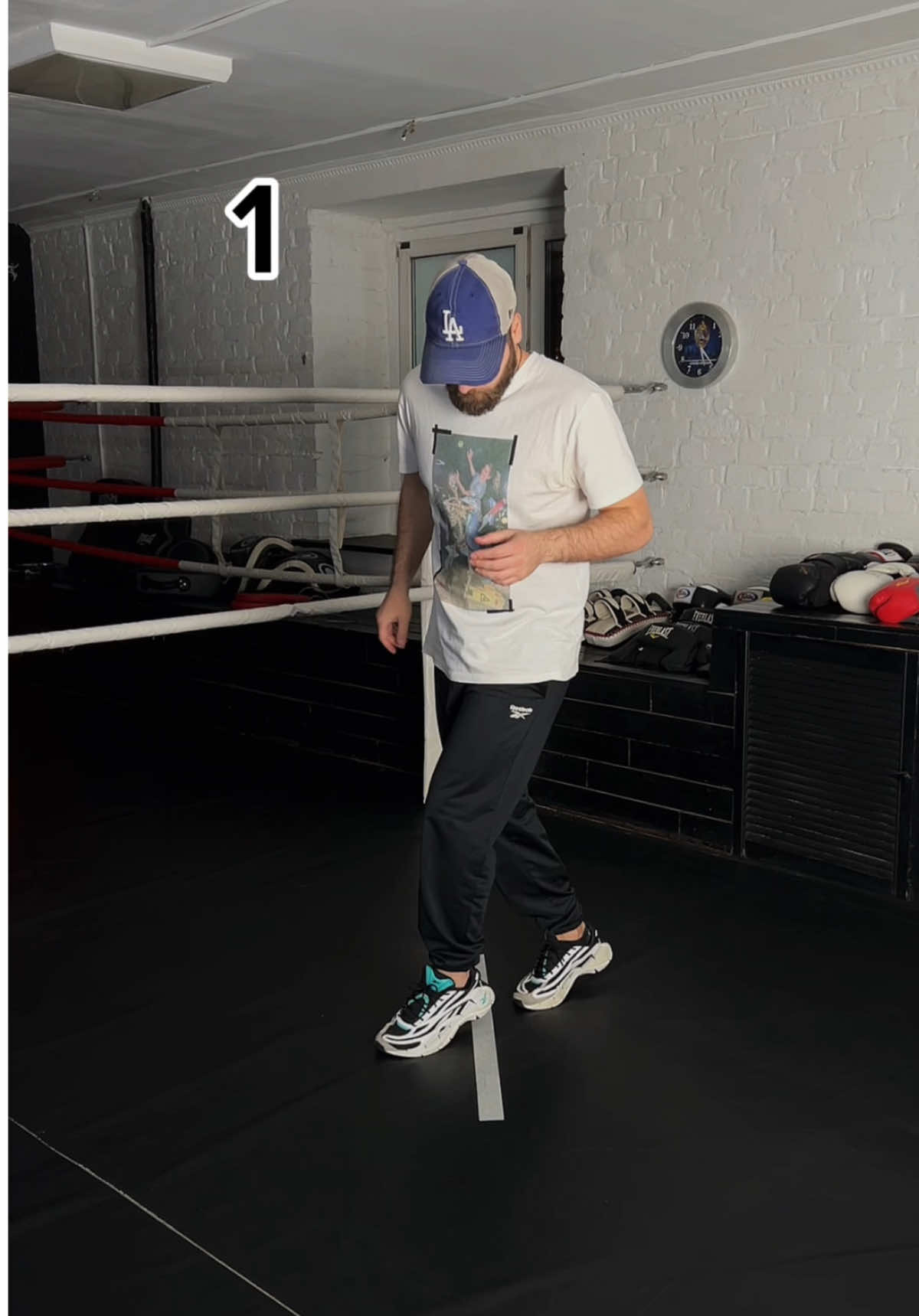 Footwork tutorial ✔️🥊 #boxing #boxingtraining #boxingdrills #boxingmotivation #boxingskills #boxingcoach #boxingtrainer #boxingtechnique #boxingteaching #boxingfitness #boxingworkout #footwork #footworktutorial #footworkdrills #boxingfootwork 