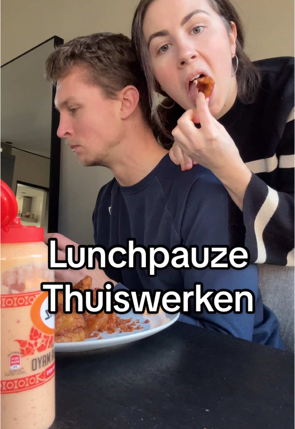 Is deze thuiswerk lunch pauze te lang?!🤭🍔#relatie #twintigers #liekeenarjan #thuiswerken #koppelgoals #couplegoals #samenwonen #arjanenlieke #lunch #CapCut 