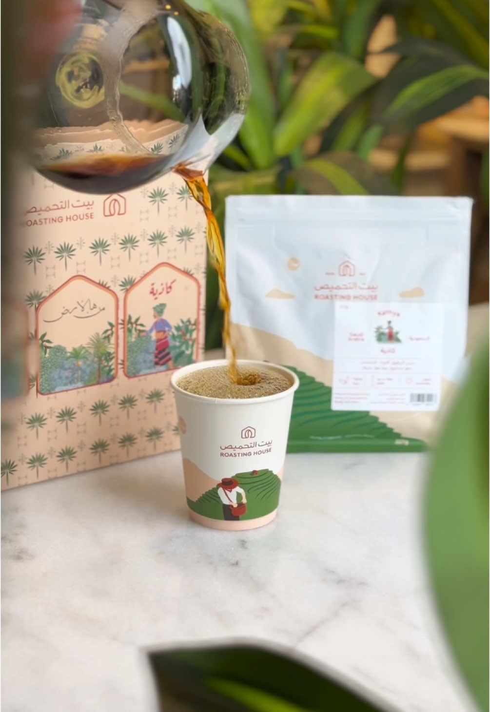 “كاذية”… طعم يأخذك إلى أعالي جبال السعودية! ☕️✨ دع نكهة “كاذية” تحكي قصتها في كل رشفة، من مزارع الداير بني مالك إلى كوبك. تم تحضيرها على أداة V60، ستكتشف تناغم النكهات الغنية التي جعلت هذا المحصول يفوز بجائزة كأس النخبة، ليصبح رمزًا للفخر السعودي. 🌟 عش التجربة بنفسك – القهوة ليست مجرد مشروب، إنها إحساس. 📲 متوفرة الآن في جميع فروعنا – اطلبها اليوم وارتقِ بتجربتك مع “كاذية”. #كاذية #بيت_التحميص #قهوة_سعودية #كأس_النخبة #your_coffee #اكسبلور #اكسبلورexplore #السعودية 