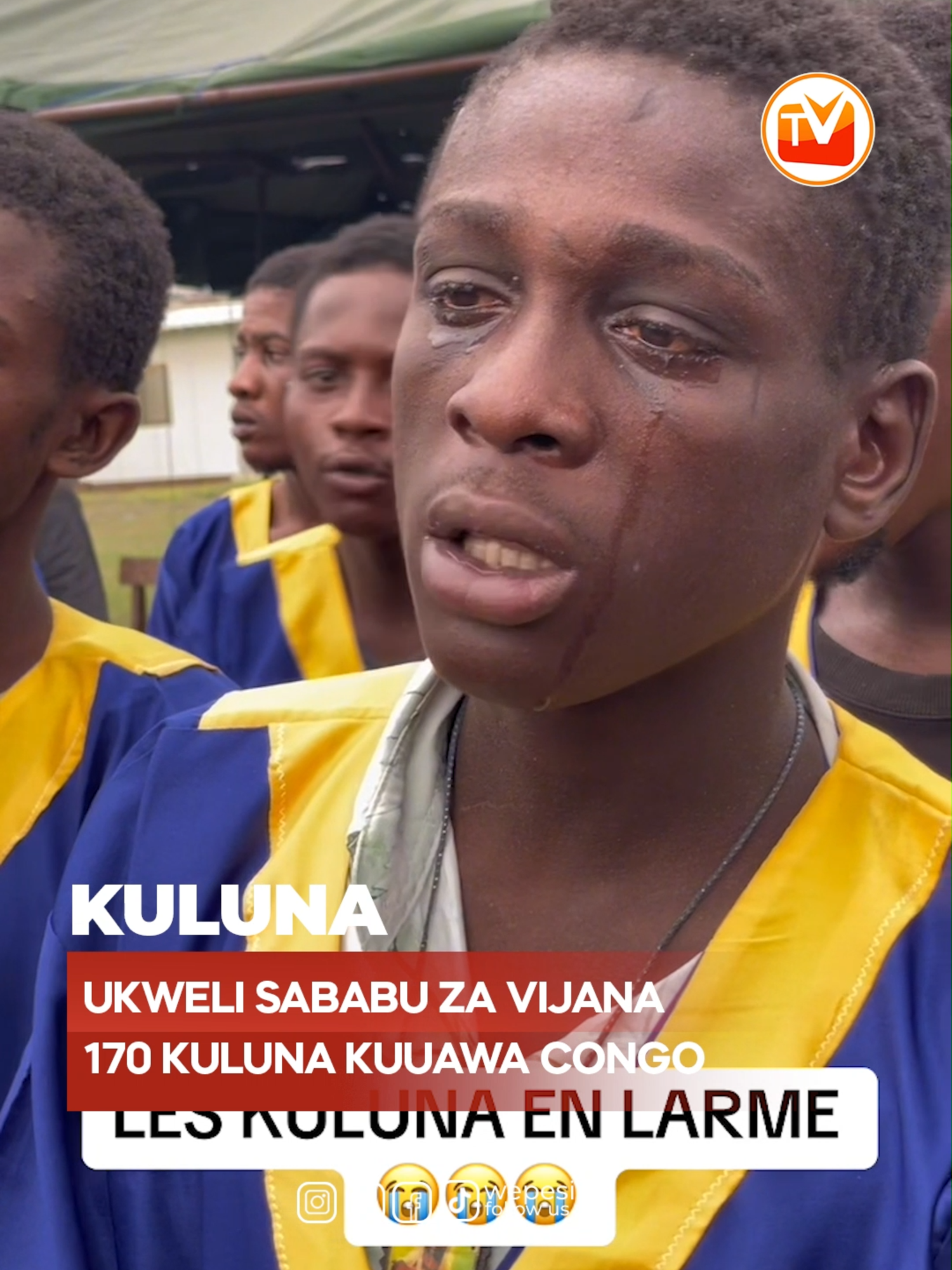 UKWELI WOTE SABABU ZA VIJANA 170 KULUNA KUUAWA CONGO DR Kinshasa. Serikali nchini Jamhuri ya Kidemokrasia ya Congo inadaiwa kuwaua vijana 170 waliokamatwa kwa madai ya kuwa wanachama wa makundi yanayotekeleza uhalifu wa mjini maarufu kama “Kuluna.”  Vyombo vya Habari vya ndani Congo vinawaonyesha vijana hao wakiwa wamefungwa pingu mikononi huku wakibubujikwa machozi wakati wakisikiliza hotuba ya Waziri wa Sheria wa taifa hilo, Constant Mutamba. Shirika la Kimataifa la Kutetea Haki za Binadamu la Amnesty International limeripoti kuwa mamlaka za usalama nchini humo zimewakamata watuhumiwa zaidi ya 1,400 wa uhalifu huku wakitajwa kuwa ni wanachama wa Kundi la Kuluna. Amnesty International pia imesema kuwa kati ya waliokamatwa wengi wao ni vijana wenye umri kati ya miaka 18 hadi 35 ambao wanadaiwa kutenda makosa ya uhalifu ikiwemo uvamizi wa makazi na mauaji ya raia. Shirika la Habari la Associated Press limeripoti kuwa vijana takriban 170 kati yao wameshahukumiwa adhabu ya kifo na tayari taarifa zinadai kuwa vijana hao wameshauawa kwa kupigwa risasi nchini humo. Vijana hao walikamatwa kupitia Opereshezi za usalama zilizofanyika eneo la Ndobo, Lingala kwa lengo la kuwakamata vijana hao kati ya Desemba zikiongozwa waziri, Mutamba zililenga kukomesha magenge ya wahalifu katika Mji wa Ndobo wenye wakazi zaidi ya milioni 15. Shirika la Habari Associated Press limeripoti kuwa vijana hao walihamishwa kwa makundi makundi kutoka katika Gereza lililoko Jijini Kinshasa kwenda katika gereza lililoko mafichoni na lenye ulinzi wa hali ya juu kwa ajili ya kwenda kuuawa. Kwa mujibu wa Waziri wa Sheria nchini Congo, Mutamba, wafungwa 70 kati yao walisafirishwa siku ya Jumapili huku wengine 102 wakipelekwa katika gereza la Angenga lililopo Kaskazini mwa Jimbo la Mongala nchini humo. Mutamba alisema vijana wote wa Kuluna walikutwa na hatia ya kufanya uhalifu wa mijini ‘urban bandits’ na wana umri kati ya miaka 18 hadi 35, japo hakuweka wazi ni lini vijana hao watauawa. Baadhi ya raia wa Congo DR wamepongeza uamuzi huo kwa kile wanachosema itasaidia kupunguza hofu iliyoibuliwa na matukio ya vijana hao huku wengine wakihofia kuwa kutekelezwa kwa adhabu ya kifo dhidi ya vijana hao kuwa ni ukatili na uvunjaji wa haki za binadamu. “Tunakubaliana na uamuzi huu wa waziri wa Sheria kwa sababu unalenga kukomesha uhalifu maeneo ya mjini. Awali ilikuwa ikifika Saa 2:00 usiku tu hauwezi tena kutembea mtaani ukiwa huru kwa sababu ya kuhofia vijana wa kundi la Kuluna,” Mkazi wa Goma Mashariki, Fiston Kakule, aliieleza Associated Press. Espoir Muhinuka, ambaye ni Mwanaharakati wa Haki za Binadamu alionya kuwa kuuawa kwa vijana hao huenda kukakiuka msingi wa utoaji wa haki na kuzitaka mamlaka nchini Jamhuri ya Kidemokrasia ya Congo kuheshimu haki za binadamu. Mwanaharakati huyo alisem anahofia kuwa huenda msukumo wa kisiasa ukasababisha uvunjaji wa haki na kusababisha watu kushtakiwa kisha kuuawa bila kufuata mfumo halali wa utoaji haki nchini humo. “Hali inayoendelea nchini Congo DR inachanganya na inahitaji Jumuiya ya Kimataifa kuingilia kati. Mapambano dhidi ya makundi ya uhalifu ya Mjini yanapaswa kwenda sawia na kuondoa Umaskini, ukosefu wa ajira na utengano wa jamii ambao wote unachangia kuibuka kwa makundi haya,” alisema mwanaharakati huyo. Congo ilifuta hukumu ya kifo mwaka 1981, kisha kuirejesha mwaka 2006. Mauaji ya mwisho kutokana na hukumu hiyo yalitekelezwa mwaka 2003.  Machi 2024, Serikali ya Congo, ilitangaza utekelezwaji wa adhabu hiyo kwa watu wlaiotiwa hatiani kwa makosa makubwa ya uhalifu ikiwemo Uhaini. Mwezi Mei 2024, wanajeshi nane wa Jeshi la Jamhuri ya Kidemokrasia ya Congo walitiwa hatiani na kuhukumiwa adhabu ya kifo na Julai 2024, wanajedhi wengine 25 nao walitiwa hatiani kwa kosa la aina hiyo japo wote hawafahamiki waliko hadi sasa na haifahamiki iwapo wameshauawa ama la.