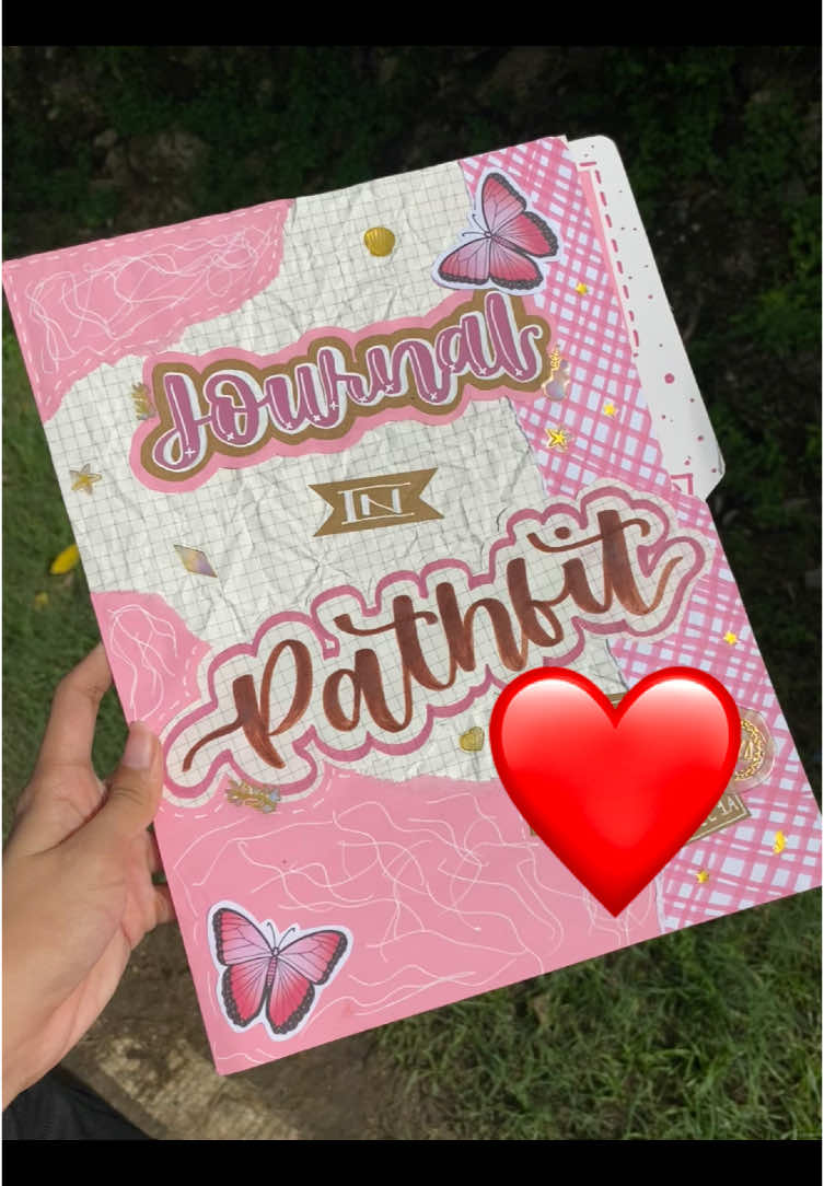 Para sa mga pink lover dyan this is the easiest portfolio design for you guys☺️#fyp #portfolio #portfoliodesign #journal #ideas #fyp #fy #student #creative #art #outputs #projects #project 