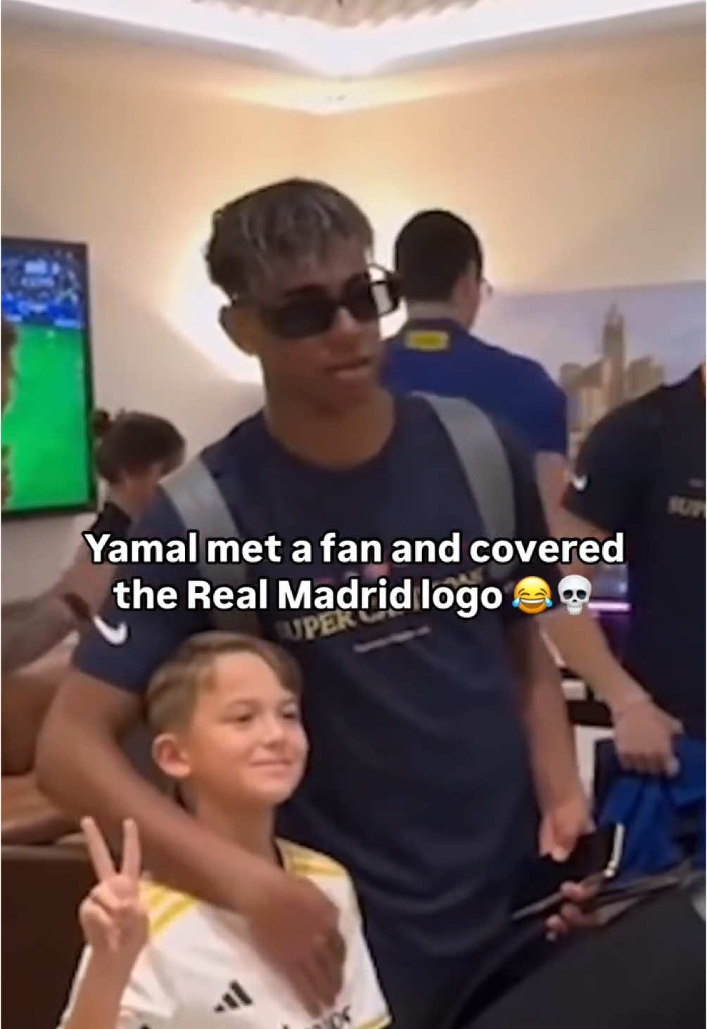 Lamine Yamal was savage for this 😭 the kid didn’t even notice loool 🤣👏 (IG: garyallen) #lamineyamal #yamal #fcb #fcbarcelona #football #futbol #futebol #Soccer #soccertiktok #footy #fifa #fut #4u #barca #barcelona #meme #funny #trending #risingballers 