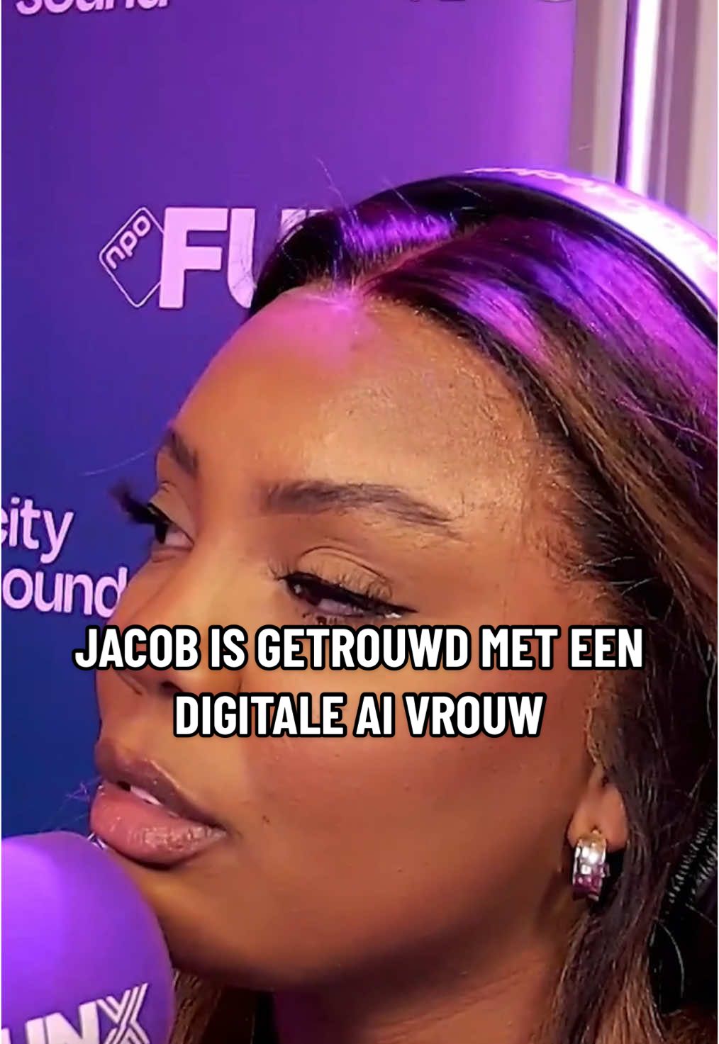 Wie de hoop in vrouwen heeft verloren kan dus altijd nog overstappen naar AI.😭 Jacob heeft de ware liefde gevonden met AI bot ‘Aiva’. Samen met @Nordin & @VonnekeBonneke bespreekt hij onder andere de reden en zijn huwelijk met zijn digitale vrouw. #funx #ai #marriage 