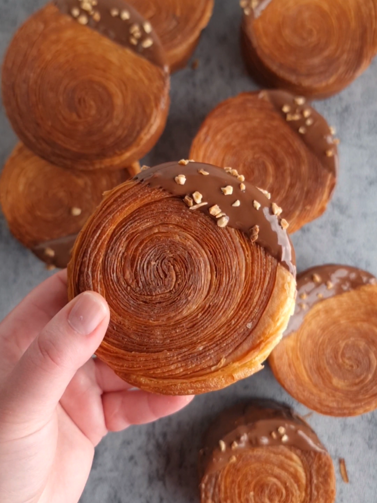 New York rolls à la noisette 🌰 Pour la pâte à croissant : 500g de farine  10 g de sel fin 50 g de sucre en poudre 21 g de levure de boulanger fraîche 140 g d'eau  140g de lait  50g de beurre  Pour le tourage: 250 g de beurre 