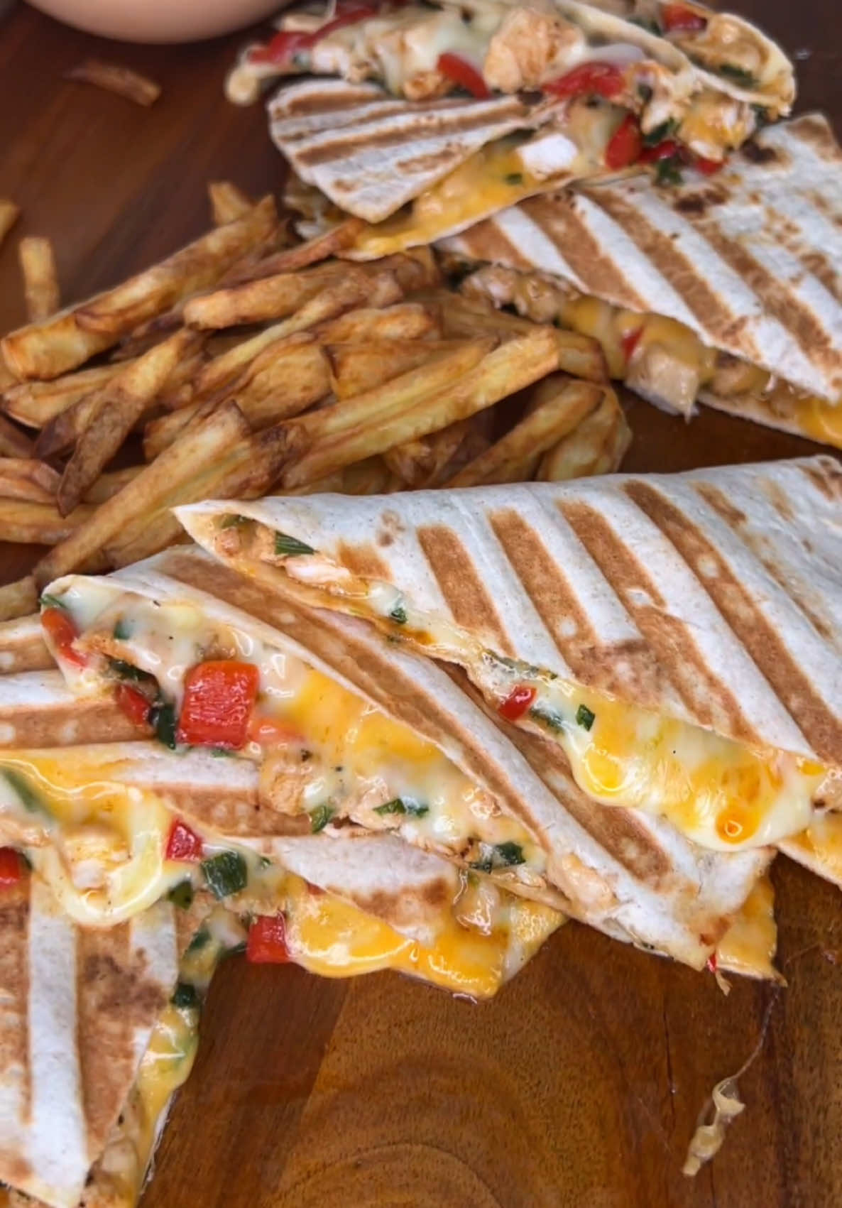 Quesadilla de pui- e perfectă de fiecare dată când nu știi ce să mai gătești. Poftă bună ❤️ Ingrediente:  -350g piept pui -sare, piper, boia dulce, usturoi granulat, oregano -1 ardei gras  - ardei iute opțional  -ceapă verde  -pătrunjel -2 lipii -100g mozzarella -100g brânză cheddar #foodfest #quesadilla #quesadillas 