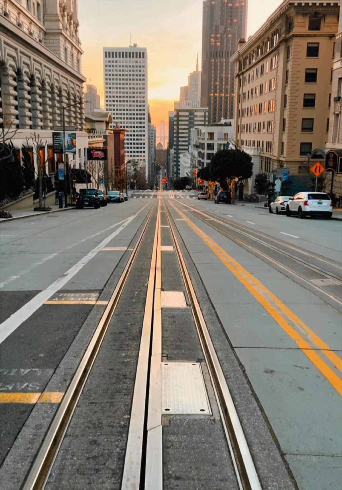 Witnessing the sunrise along California street!  #sanfrancisco #sf #californiastreet #visitsanfrancisco #exploresanfrancisco #sanfranciscovlog #sanfranciscostreets #bestofsanfrancisco #sanfranciscosunrise #californiasunrise #sunrise 