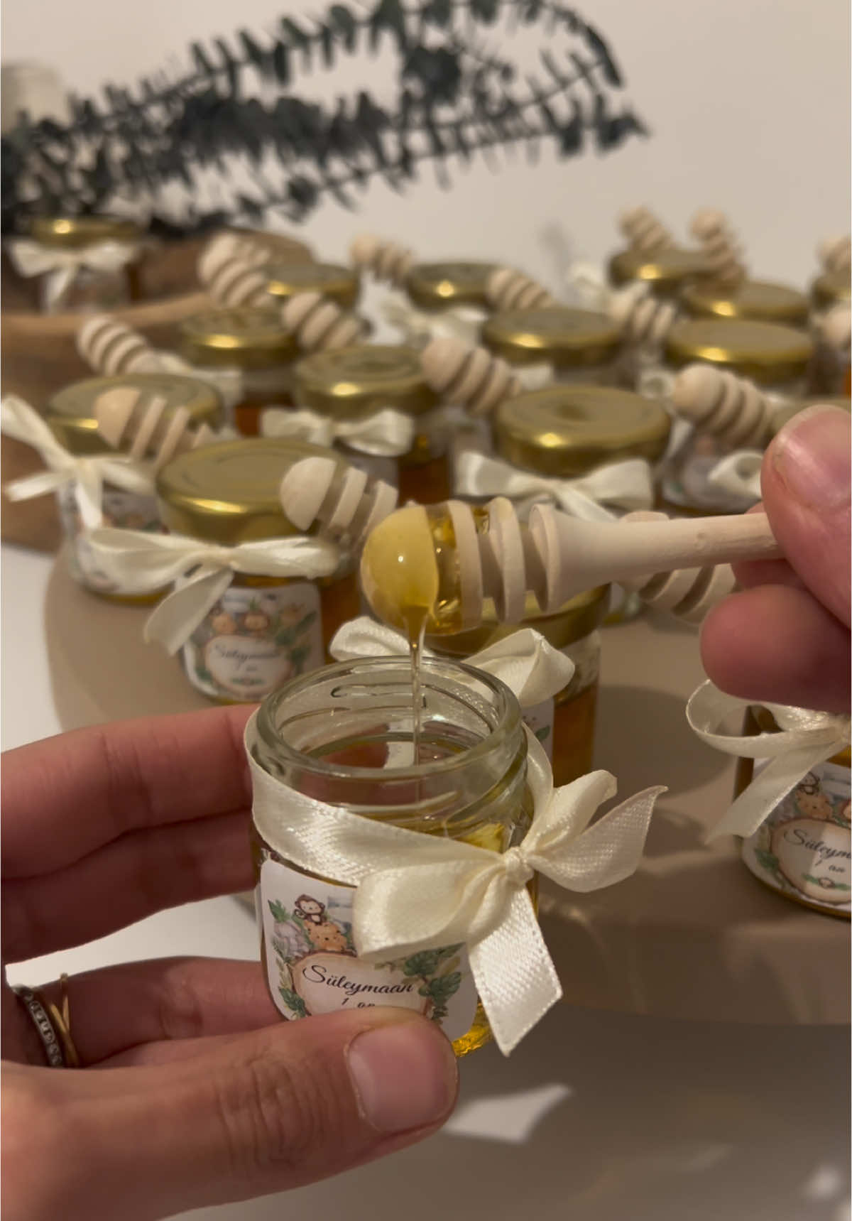 Texte pour la publication Instagram : ✨ Avec 30 pots de miel pour le petit Souleymaan, rendez vos événements encore plus doux ! 🍯 🌿 Nos pots de miel sont 100% personnalisables pour s’adapter à tous vos moments spéciaux. 💛 Livrés avec leur petit bâton en bois, pour une touche élégante et pratique. Faites plaisir à vos invités avec un cadeau unique et savoureux ! 📩 Contactez-nous pour personnaliser les vôtres dès maintenant ! #MielPersonnalisé #CadeauxUnique #ÉvénementsSpéciaux #100PourcentNaturel #SouvenirsGourmands #IdéesCadeaux #Mariage #Baptême #BabyShower #Miel #MadeWithLove #DouceurNaturelle #pourtoii #potdemiel 