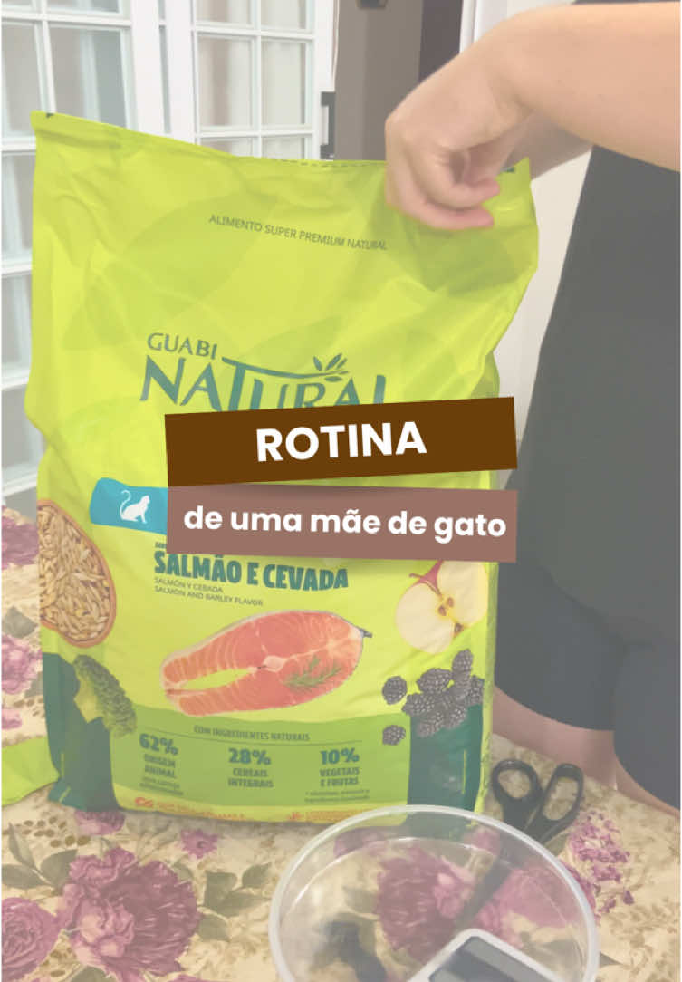 🎥 ROTINA DE UMA MÃE DE GATO 🐱  …troca de ração!  Nessa última consulta, a vet especialista do Leô - a @dralais.dermatovet orientou a troca da ração seca por uma de maior qualidade proteica. Depois de muuuito pesquisar, a escolhida foi a @guabinaturalbr  Como as oncinhas gostam muito de coisas com peixe 🐟 , optei pelo sabor Salmão e Cevada. Ontem iniciei o processo de transição da troca de ração 🤎 Como o sistema gastrointestinal dos gatinhos (doguinhos tbm) é bem sensível, essa troca precisa ser lenta e gradual. Simplesmente trocar de um dia pro outro pode ocasionar diarreias, vômitos etc, sabia? 🥲 🍴No vídeo fiz a misturinha da 1ª etapa da transição: 75% da ração antiga + 25% da ração nova Veja abaixo como fazer a mudança correta da ração da sua oncinha: 1° e 2° dias: 25% ração nova + 75% ração antiga 3° e 4° dias: 50% ração nova + 50% ração antiga 5° e 6° dias: 75% ração nova + 25% ração antiga 7° dia: 100% ração nova! 🐆 Agora me conta, você já precisou mudar a ração do seu pet? Como foi? #oncinhasdanana #rotinadeumagateira #gateira #guabinatural #raçãoseca #mainecoon #maedegatos #instapet #instacat #rotinadeumamaedegato #maedegato #maedepet #trocaderacao #amogatos #gatosdoinstagram #gatosfofos #gatinhos #trocaderação #asmr #asmrcat #gatatricolor #catlover 