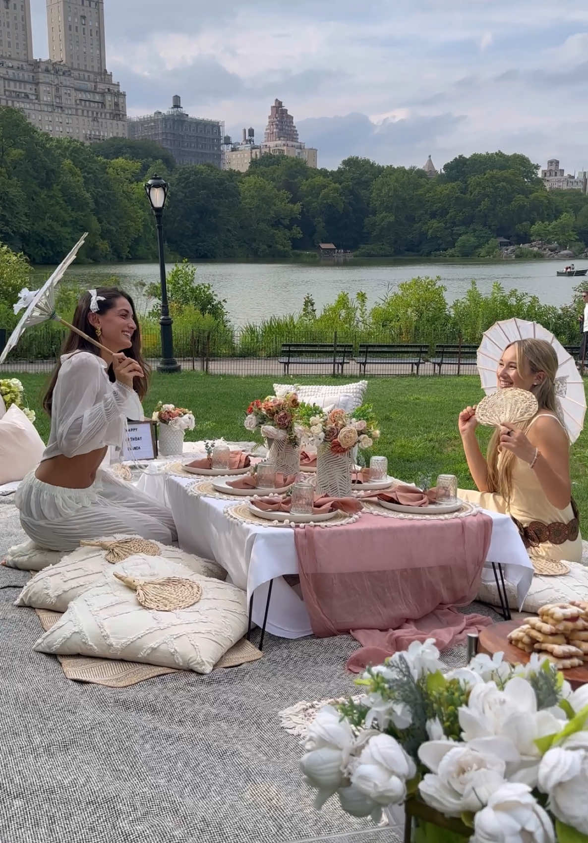 This scene feels like what I once saw in a dream @PopUpPicnicNYC #picnic #nyc 