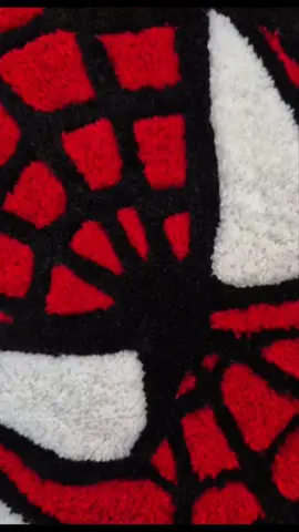 Spiderman tufted rug 🕷🕸 ig: its_rugtime https://itsrugtime.etsy.com #tufting #tuftingrugs #rugmaking #handmade #rug #spiderman #marvelstudios #avengers 