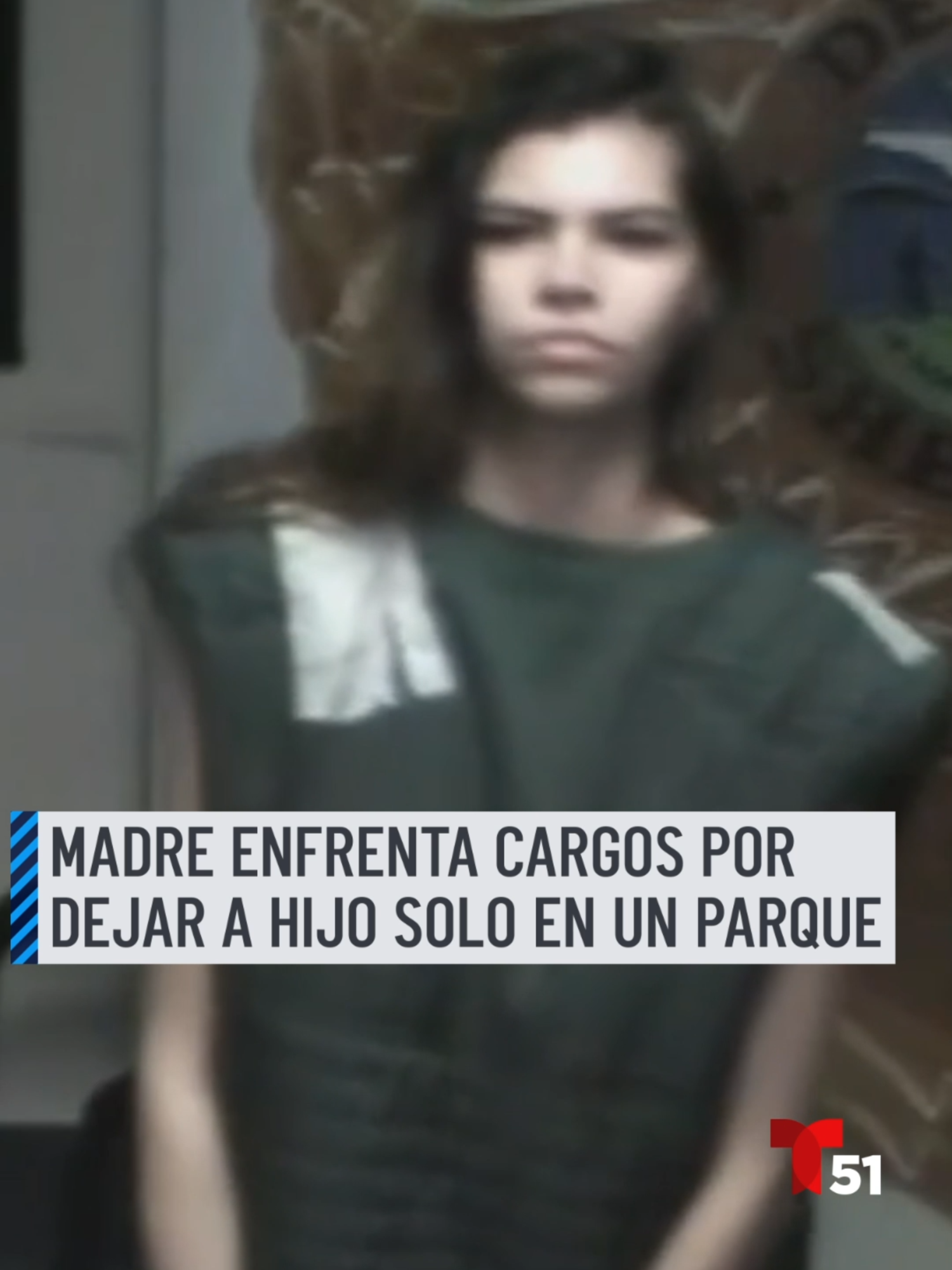 Una madre de 20 años enfrenta varios cargos, entre ellos, negligencia infantil luego que dejara a su hijo de cinco años solo en un parque de Miami Beach por más de una hora. Este lunes en corte Alize Angel Rodríguez intentó defender su versión de los hechos, pero su abogado le pidió que guardara silencio durante la corte de fianza. #miamibeach #madre #hijo #parque