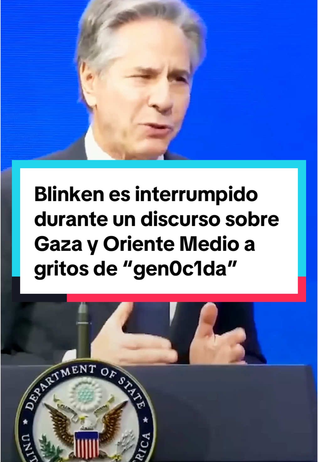 “Tienes la s4ngr3 de cientos de miles de personas inocentes en tus manos”. El secretario de Estado de Estados Unidos, Antony Blinken, ha sido interrumpido durante un discurso en el centro de pensamiento Atlantic Council por parte de activistas con gritos de “gen0c1da” por su postura sobre Gaza. 💬 Te leemos en los comentarios   #antonyblinken #estadosunidos #gaza #protestas #activistas #politicaentiktok #noticiastiktok