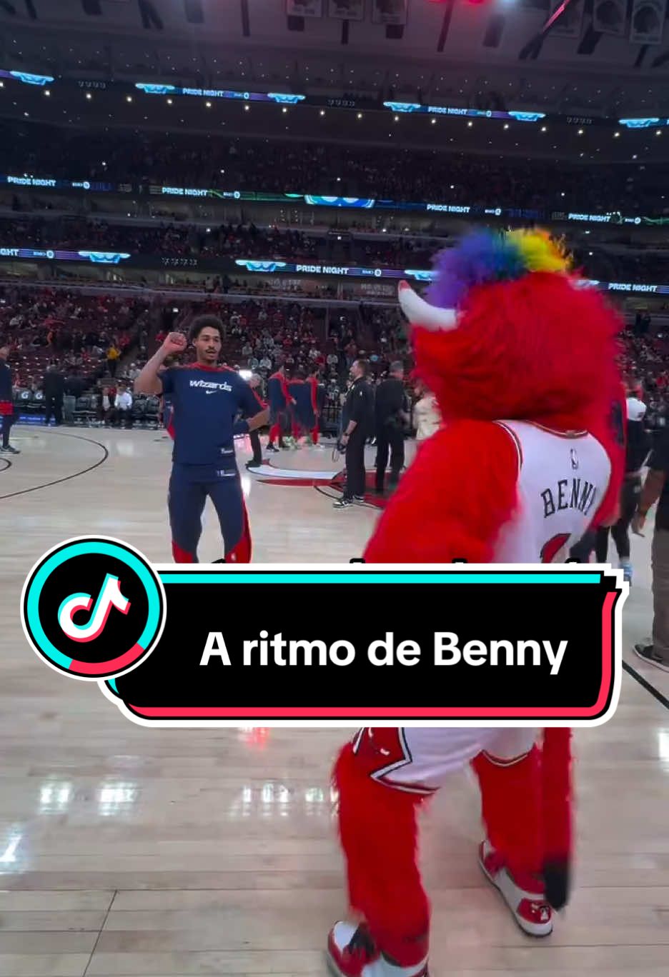 ¡A bailar! 🕺  📹: IG Benny The Bull  . . #NBA #TikTokDeportes #trend #bennythebull #chicagobulls #dance 