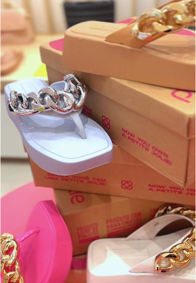 ✨ O queridinho que conquistou todo mundo! O Chinelo Hit Corrente da Petite Jolie é o melhor em vendas por um motivo: estilo, conforto e aquele toque fashionista que a gente ama. 💕🌸 Qual é a sua cor favorita?!  #PetiteJolie #MustHave #Hit #Corrente #Plataforma 
