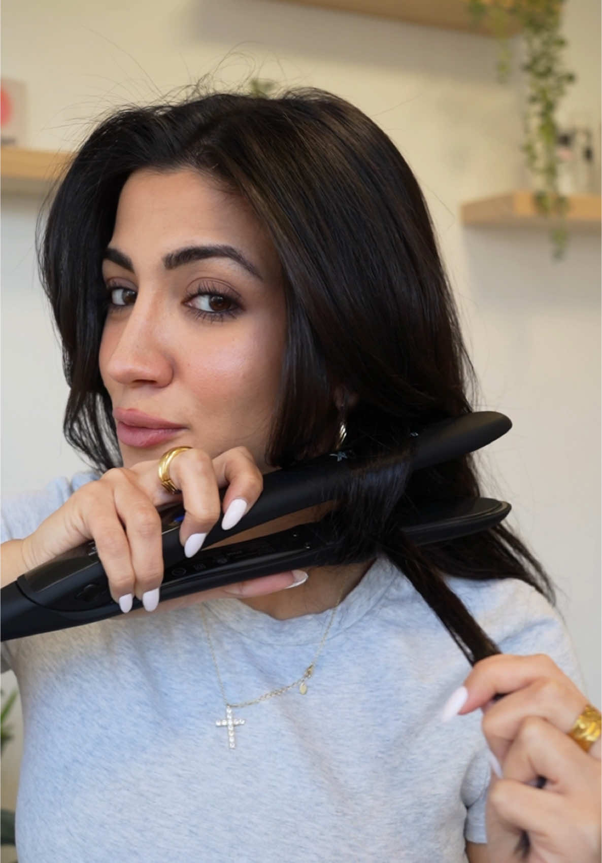 Easy Flat Iron Curls❤️‍🔥😍 #hairhacks #hair #easyhairstyles #cutehairstyles #hairtutorial #hairtrends2025 #hairtok #fypシ #ValentinesDay #flatironcurls #flatiron 