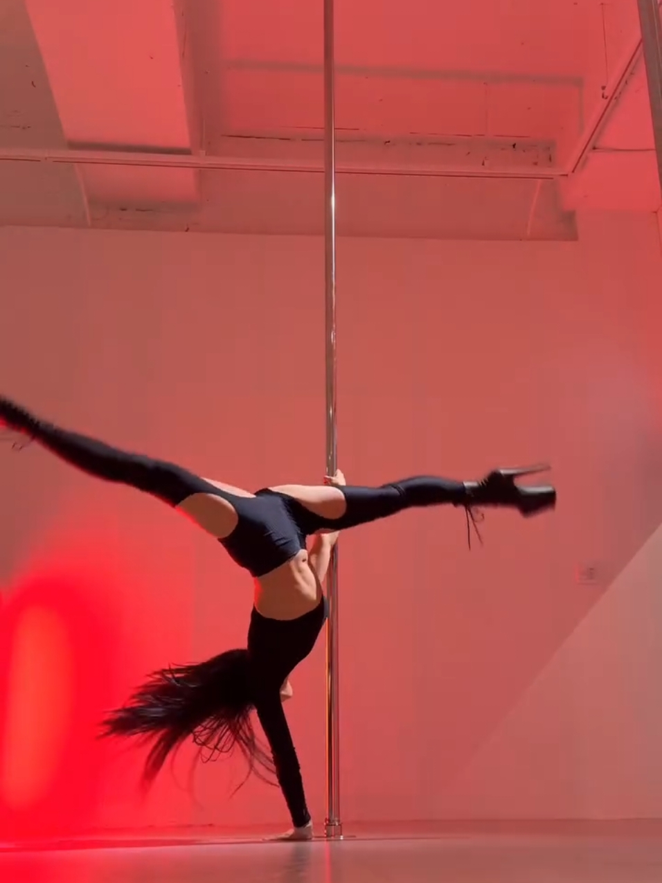 The hair got in my face 🤭 #flypシ #foryou #suanlee #poledance #fydance