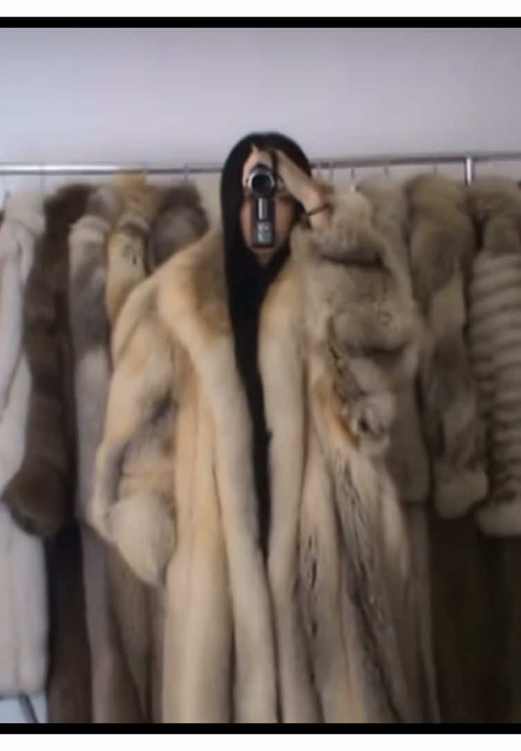 Flex that fur ;) #fur #furcoat #furfashion #chinchillacoat #lynxcoat #winter #forthegirls