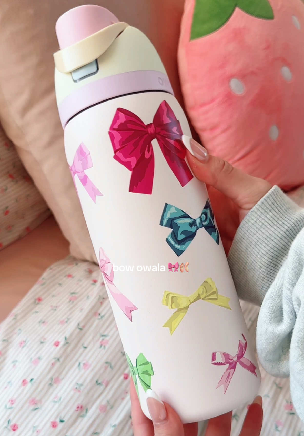 the cutest water bottle 🎀🎀 @owalalife #owala #owalawaterbottle #urbanoutfitters #girlytok 