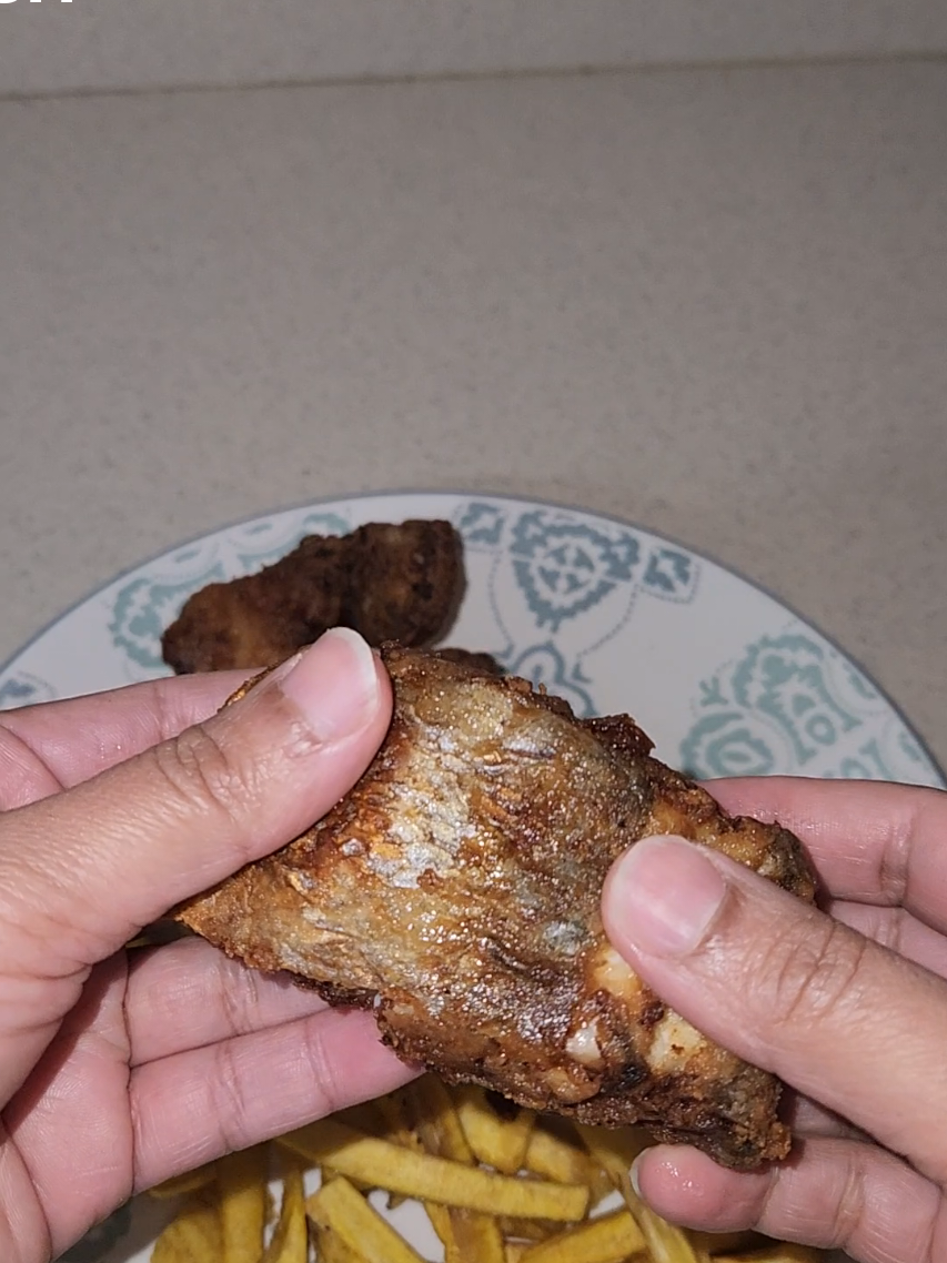 delicious fried fish  #friedfish #fried #fish #guyanesefood #guyana #guyanese #food #delicious #tasty #fypシ #fyp #dinner #dinneridea #quickandeasydinner #friedplantain #nicefood 