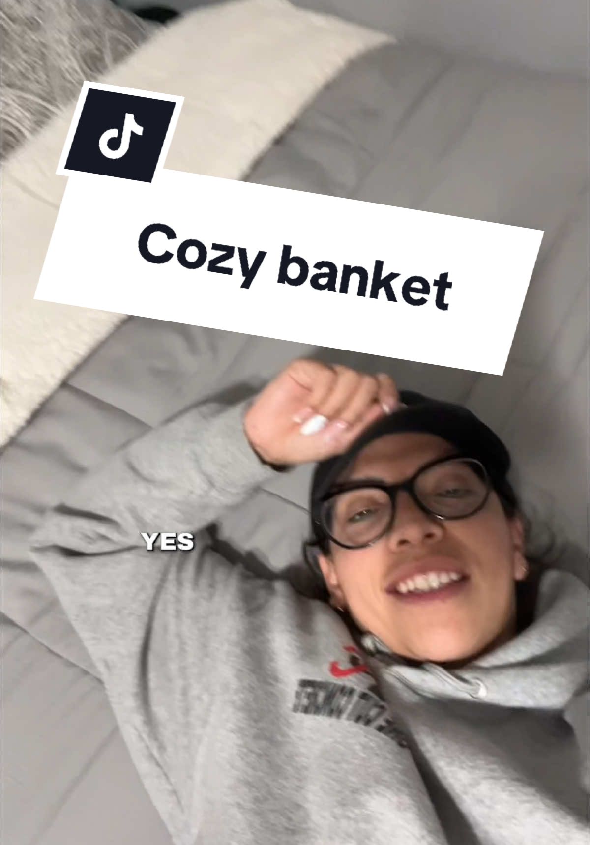 cozy blanket for this cold weather #winter #cold #staywarm #ttshop #TikTokShop #tiktokshopaffiliate #creatorsearchinsights 