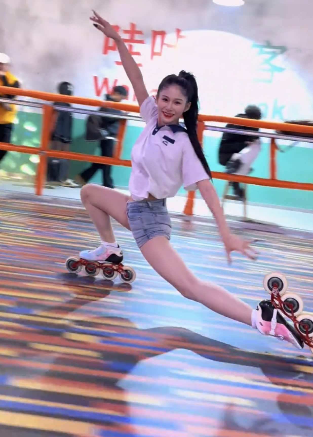 Beautiful😘🤭Roller Skating Girl  #skate #skating #fyp #beautifulgirl #rollerskating #skatinggirls #fypage #tranding #viral #rollerskatinggirl #skater #skatelife #skatergirl #fypシ゚viral #viralvideo #xinxan 