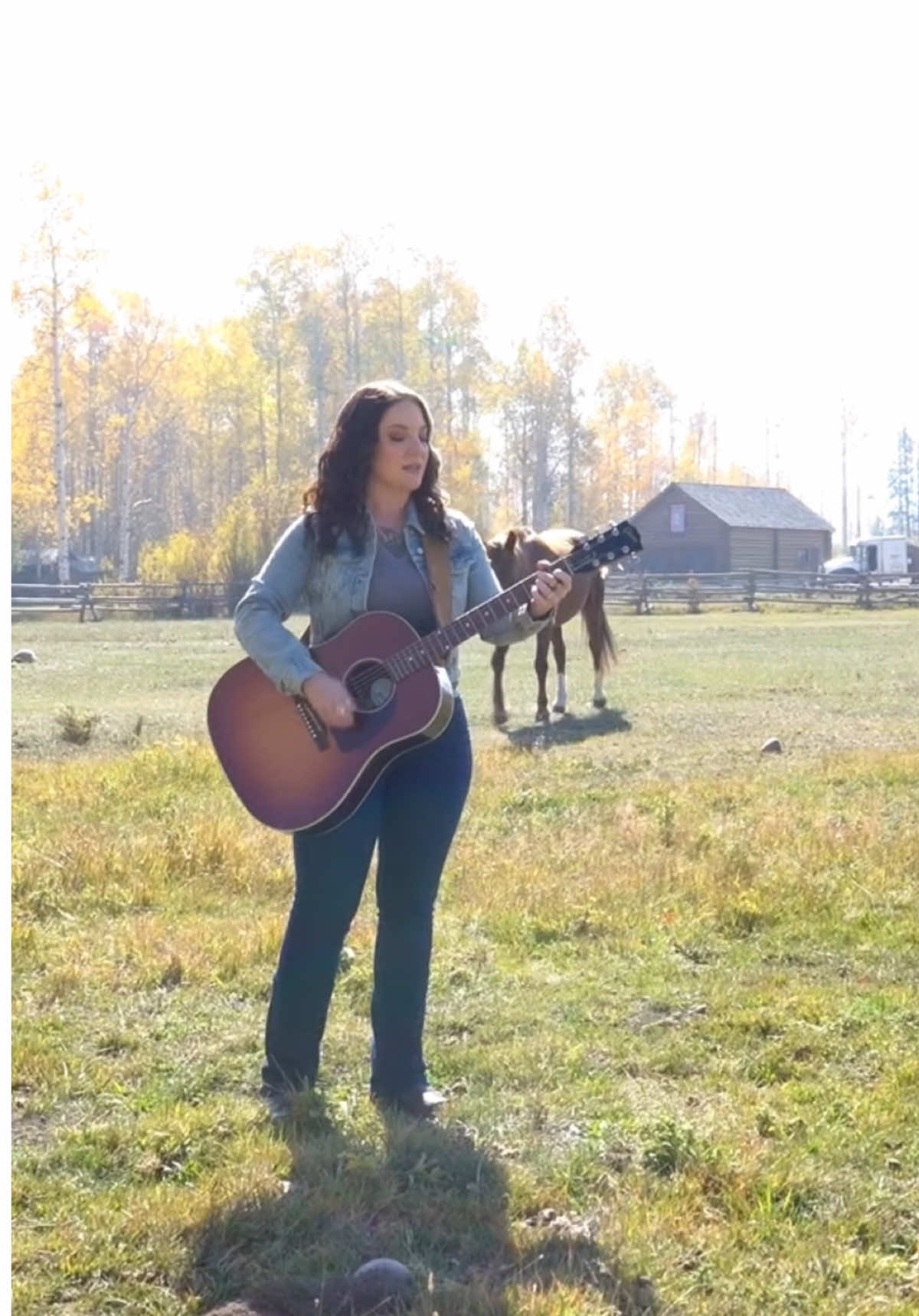 The horse in the back was a paid actor. #AshleyMcBryde #NewMusic #AintEnoughCowboySongs #CountryMusic 