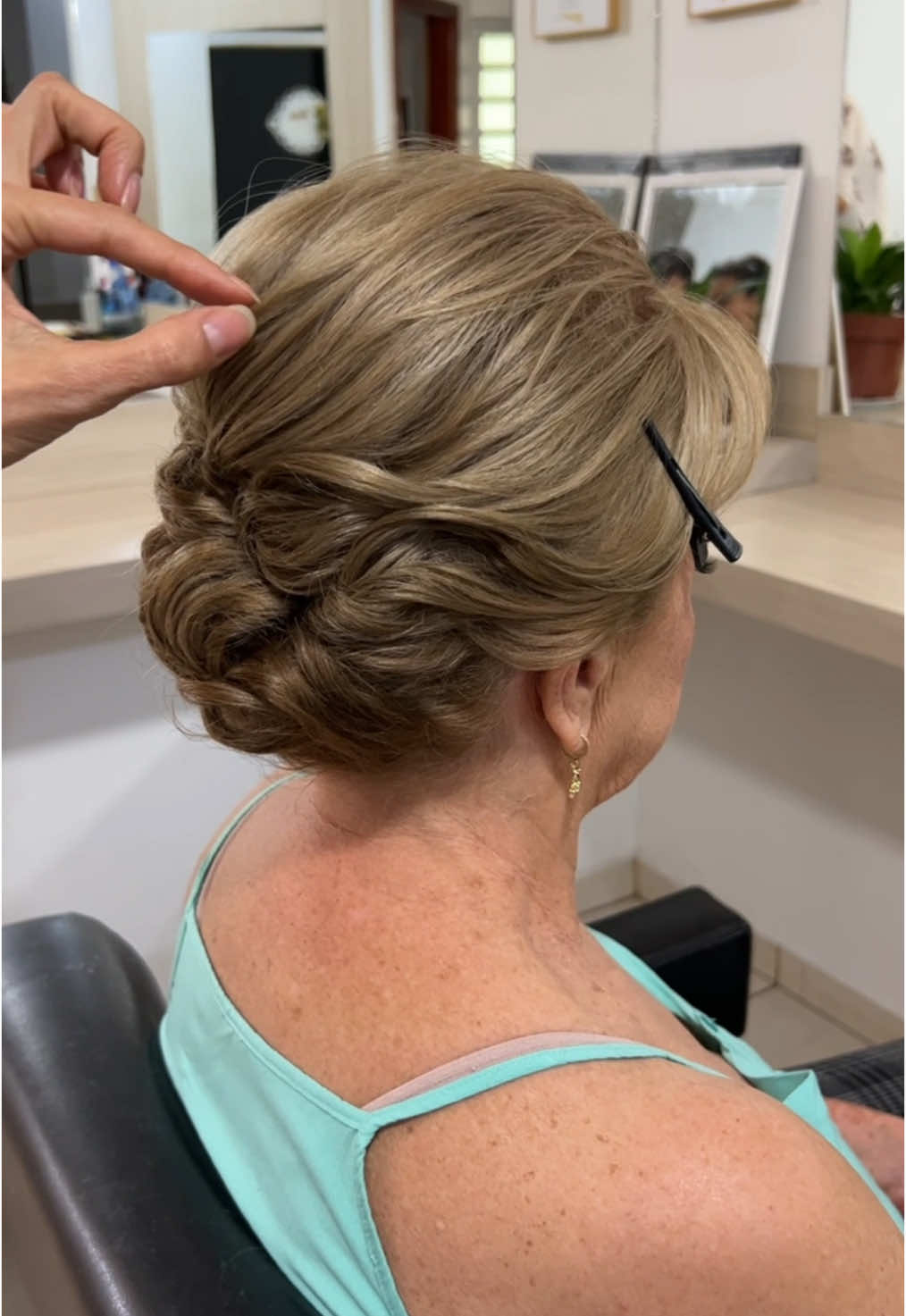 ✨Faça comigo coque em cabelo curto ✨ #penteado #penteados #penteadoformanda #penteadosanapolis #penteadopreso  #penteadosbrasil #salaodebelezaanapolis #instahair #hair #hairdo #hairstylist #tranca #makesanapolis #penteadosdemadrinha  #maedenoiva #maedenoivo #instahair #estudiogleniamorais #coque #coqueando  #maquiagem #gleniamoraishair #semipreso #cultoecumenico #colacaodegrau #bailedeformatura #maquiagemanapolis #makeupanapolis  #penteadosfaceis #penteadocabelocurto 