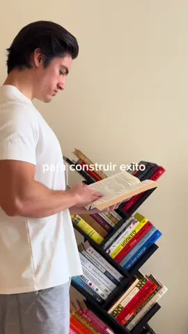7 beneficios de leer a diario para lograr el éxito en tu salud y riqueza🔥 1.	Construye Conocimientos Financieros Leer libros sobre finanzas, inversiones y creación de riqueza te da las herramientas para tomar decisiones más inteligentes y hacer crecer tu futuro financiero. 2.	Desarrolla Disciplina y Consistencia El hábito diario de la lectura se traduce en disciplina en otras áreas, como mantener tus rutinas de ejercicio y alcanzar tus metas financieras. 3.	Inspira Hábitos Saludables y de Riqueza Los libros te exponen a estrategias y hábitos de personas exitosas, motivándote a adoptar prácticas que mejoren tu cuerpo y tu cuenta bancaria. 4.	Afila Tus Habilidades para Resolver Problemas Leer te ayuda a pensar de forma crítica y a enfrentar desafíos, ya sea superar contratiempos financieros o estancamientos en tus objetivos de salud. 5.	Reduce el Estrés para Tomar Mejores Decisiones La lectura es un alivio para el estrés, lo que te permite pensar con claridad y tomar mejores decisiones sobre tus inversiones, tu carrera y tus rutinas de salud. 6.	Te Da una Ventaja Competitiva Mantenerte informado sobre tendencias en salud, riqueza y desarrollo personal te pone un paso adelante de los demás, dándote una ventaja en tu camino al éxito. 7.	Refuerza la Mentalidad de Éxito Al sumergirte en historias de perseverancia y logros, reprogramas tu mentalidad para el éxito, inspirándote a tomar acción y mantenerte comprometido con tus metas. Leer a diario es uno de los hábitos más poderosos para construir éxito en tu viaje hacia la salud y la riqueza. Te equipa con conocimiento, agudiza tu mente y refuerza los comportamientos necesarios para alcanzar tus sueños.💪🏼 #Vlog #diaenmivida #habitos 