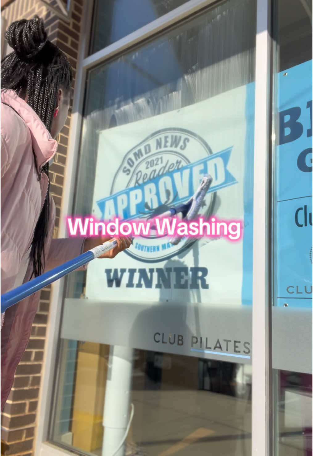 #cleaningvlog :Window Washing clean 🧽 using Dawn power wash 🧼, water 💦 and white vinegar. #contentcreator #cleaninghacks #cleaningservice #windowwashing #smallbusinessowner #fyp 