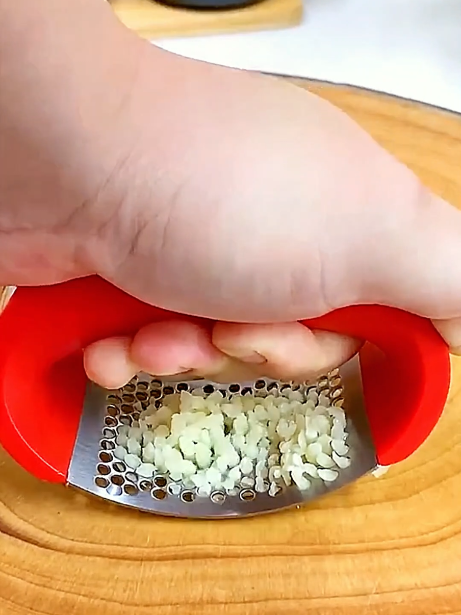 Just press it lightly to make garlic paste #garlicpress #fyp #foryou #tiktok #goodthing #goodstuff  #householdgoods #householditems #homehacks #kitchenware 