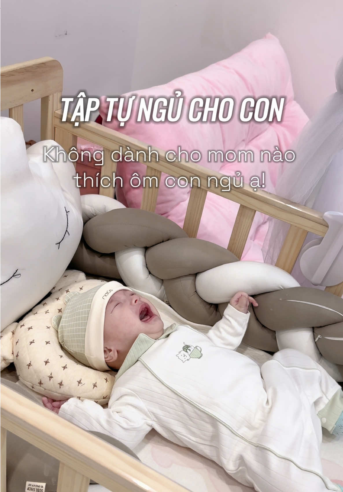 Cũng khoái ôm ấp con lắm, nhưng 2 tháng trời ẫm bế trên tay, đặt xuống là khóc thì cái lưng chịu không nổi nữa rồi 😌 Em tập cho bé cũng 2 tuần rồi, trừ những lúc gắt ngủ thì tự ngủ rất ổn #CapCut #mebimsua #mevabe #chamcon #genzlamme #tungu #chamconeasy 