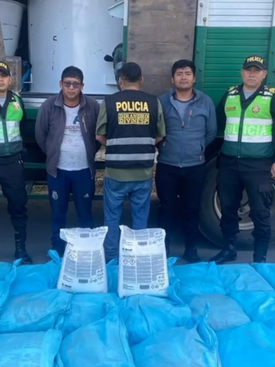 ¡Caen con tonelada y media de insumos químicos! 🫵 📍 #Ica La @policiaperu detuvo a dos integrantes de la banda criminal Los Químicos del Sur con 1500 kilos de insumos químicos. Este material está valorizado en 30 mil dólares y estaría destinado a la elaboración de droga.