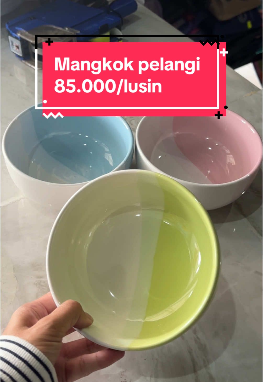 Harga 85.000/ lusin . Ready warna biru, hijau, dan pink #mangkok #mangkokkeramik #mangkoksouvenir #mangkokduawarna #mangkokpelangi 