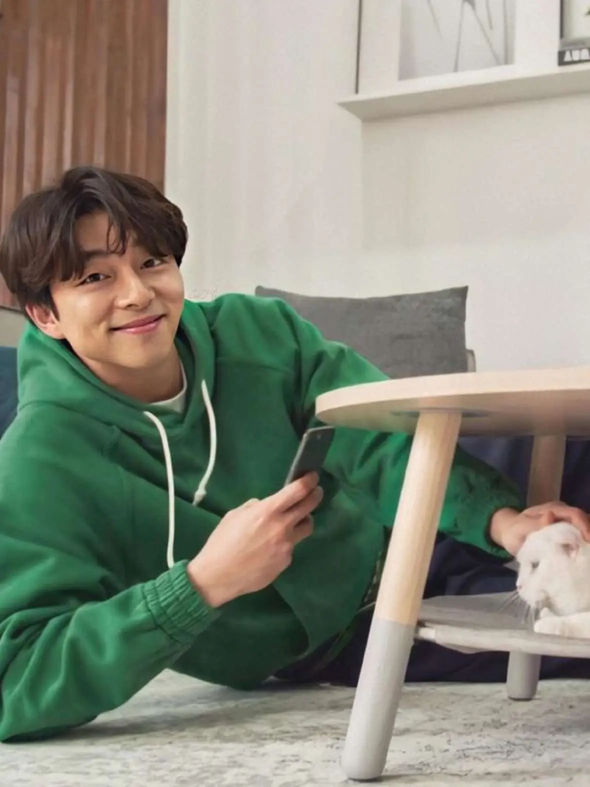 Meet my family! Spending time with my cats always brings me so much joy. They’re playful, curious, and full of love. Thank you for sharing your pet stories with me—I’d love to hear more about them! 🐾 	•	Gong Ji-cheol (Gong Yoo) #GongYoo #공지철 #CatLover 제 소중한 가족을 소개합니다! 고양이들과 함께하는 시간은 언제나 큰 행복을 줍니다. 장난꾸러기 같고 호기심 많고 사랑으로 가득 찬 아이들이에요. 여러분의 반려동물 이야기도 들려주세요—정말 궁금해요! 🐾 	•	공지철 (공유) #공유 #고양이사랑 #공지철 