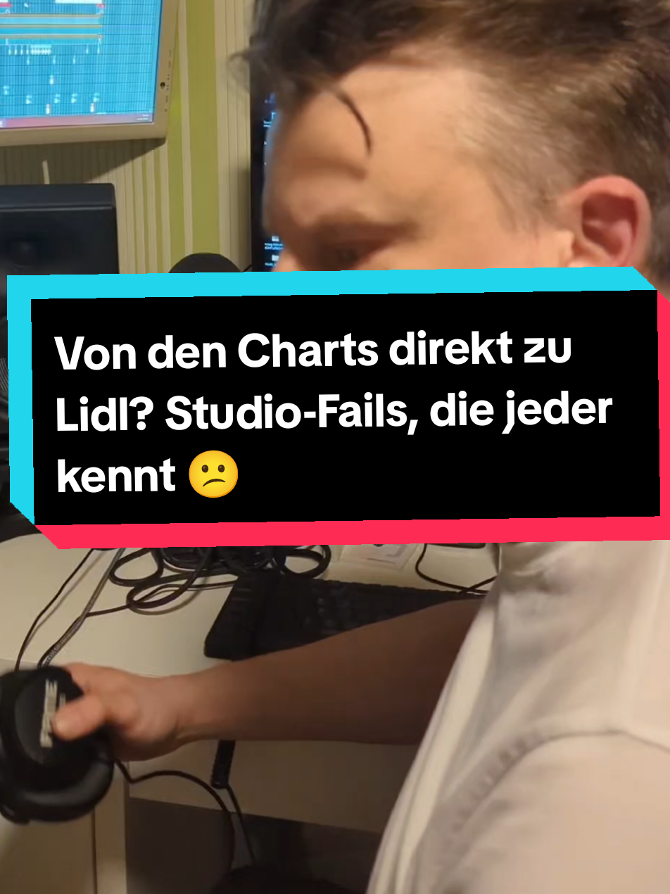 Sänger: ‘Hör auf, alles zu schneiden, lass mich einfach machen!’ Ich: ‘Okay…’ 5 Minuten später: Vocals so schief, dass ich direkt die Bewerbung für Lidl schreibe. 🛒🎤😂 #StudioFails #MusikerHumor #ProducerLife #TikTokComedy #Meme 