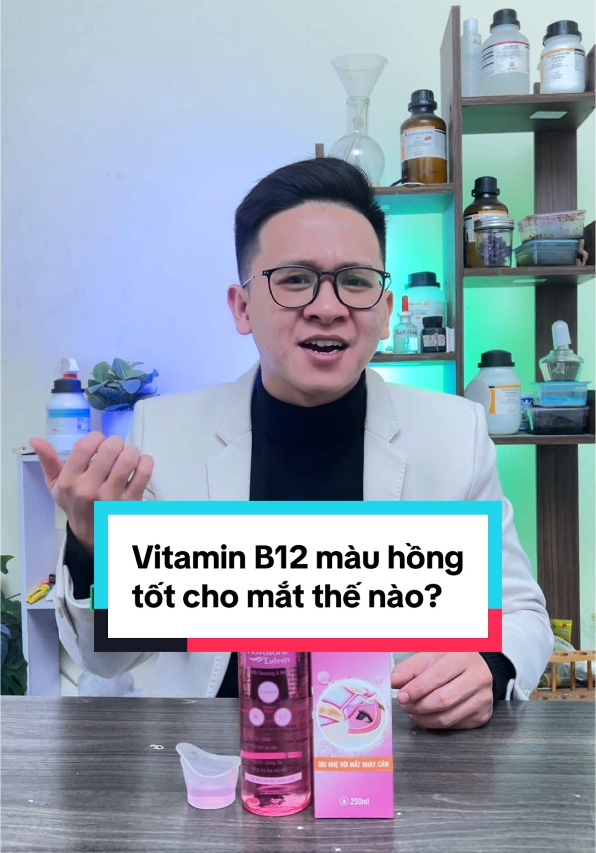 Màu hồng là từ vitamin B12 đấy chứ không phải phẩm màu đâu🤣 #thaygiaongaohoa #LearnOnTikTok #nuocruamat #novotaneexteen #chamsocmat #matcanthi #thugianmat 