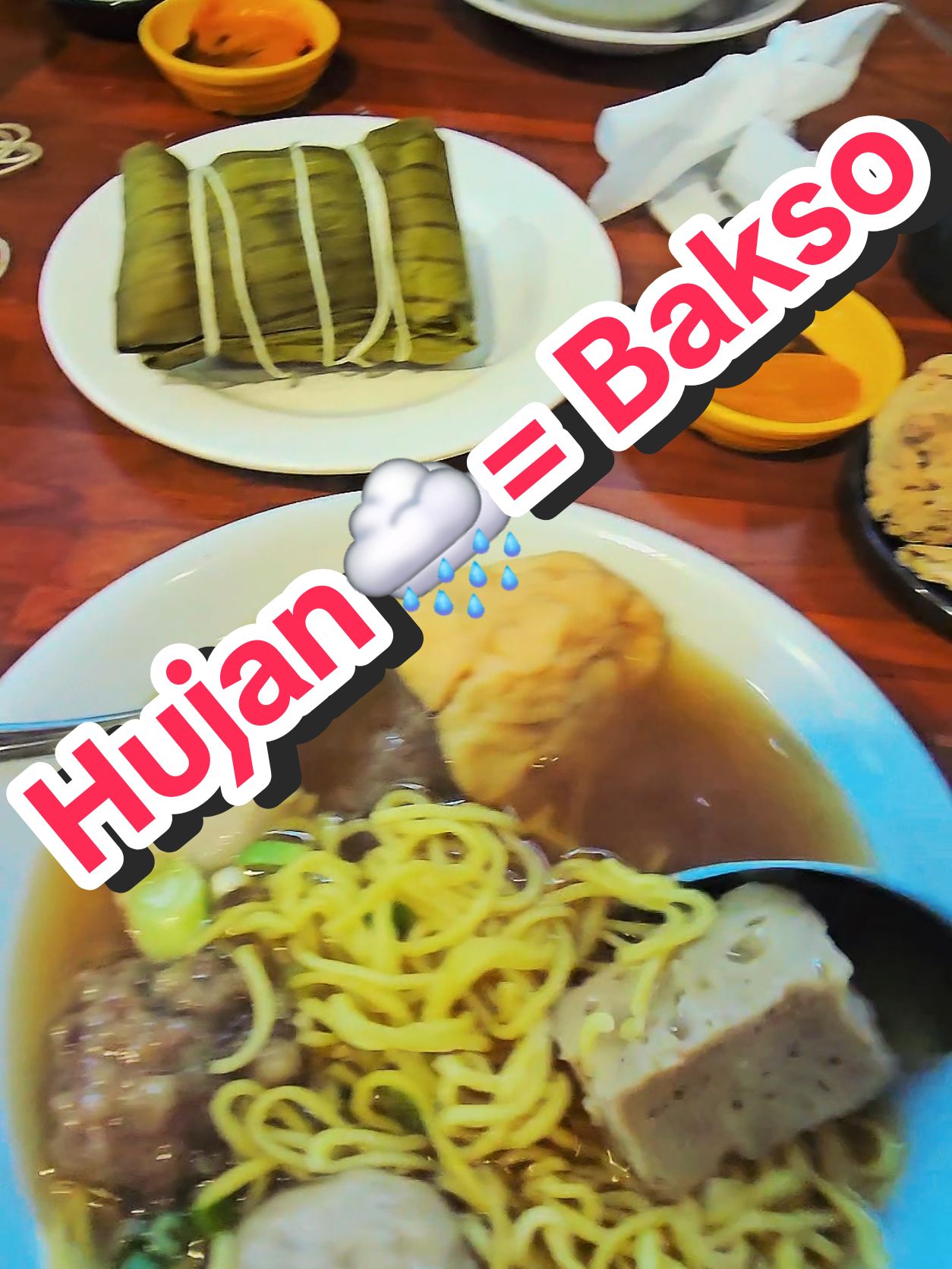 Hujan paling pas Ngebakso.. #hujan #bakso #atiraja #ran_story #fyp #makassar 